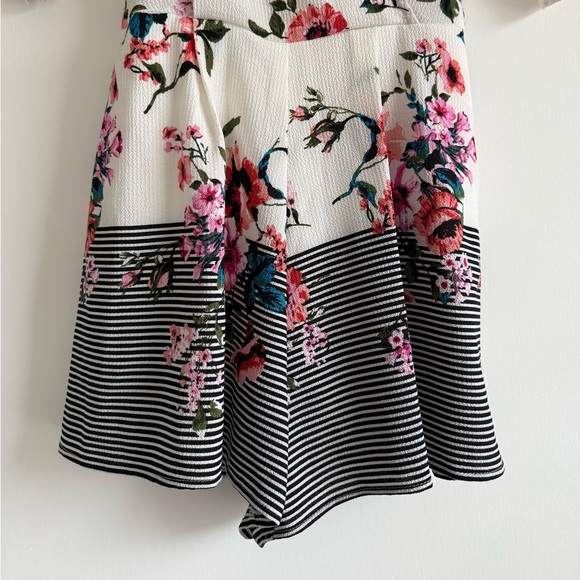 Floral Romper Women’s V-Neck Short Sleeve Boho Summer Romper Size XS/S - Picture 5 of 13